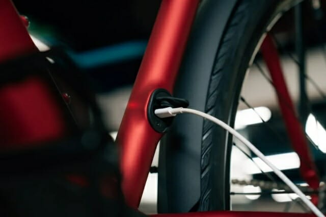 전용 충전기 필요없이 USB-C로 충전할 수 있는 전기 자전거가 나왔다.