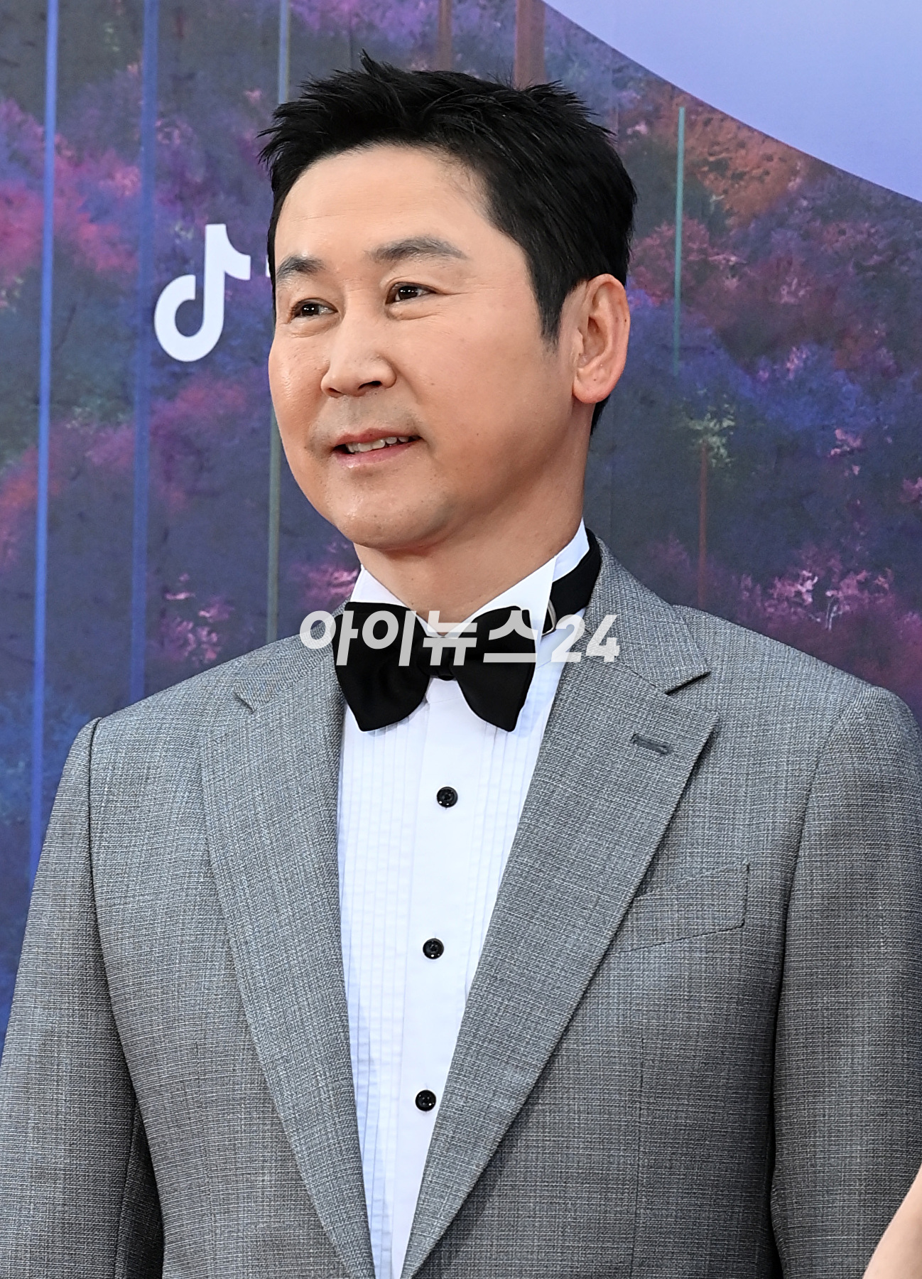 방송인 신동엽이 28일 오후 인천 파라다이스시티에서 열린 제59회 백상예술대상 레드카펫에서 포즈를 취하고 있다. [사진=조이뉴스24 DB]