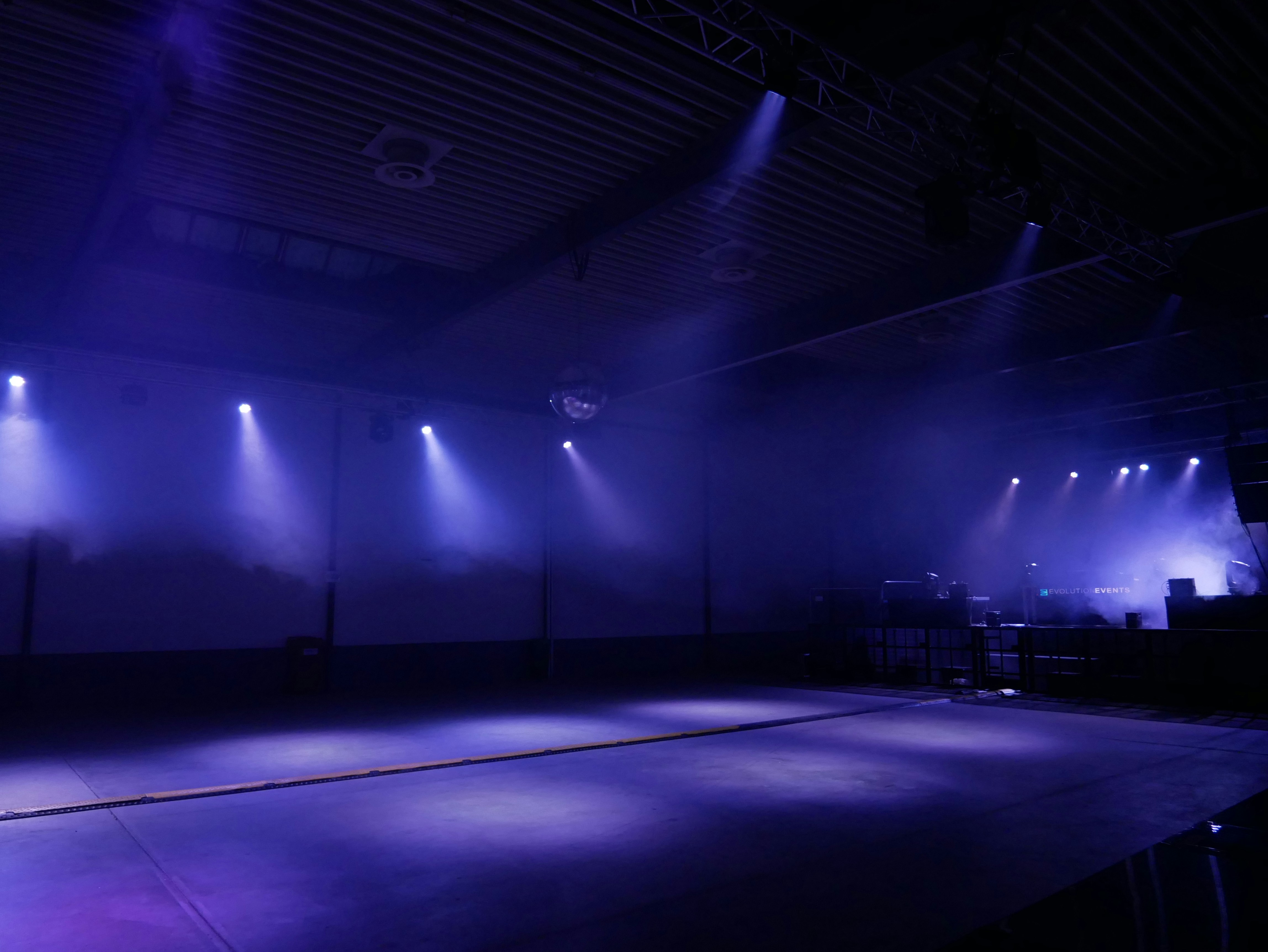 조명 아래의 무대 관련 사진