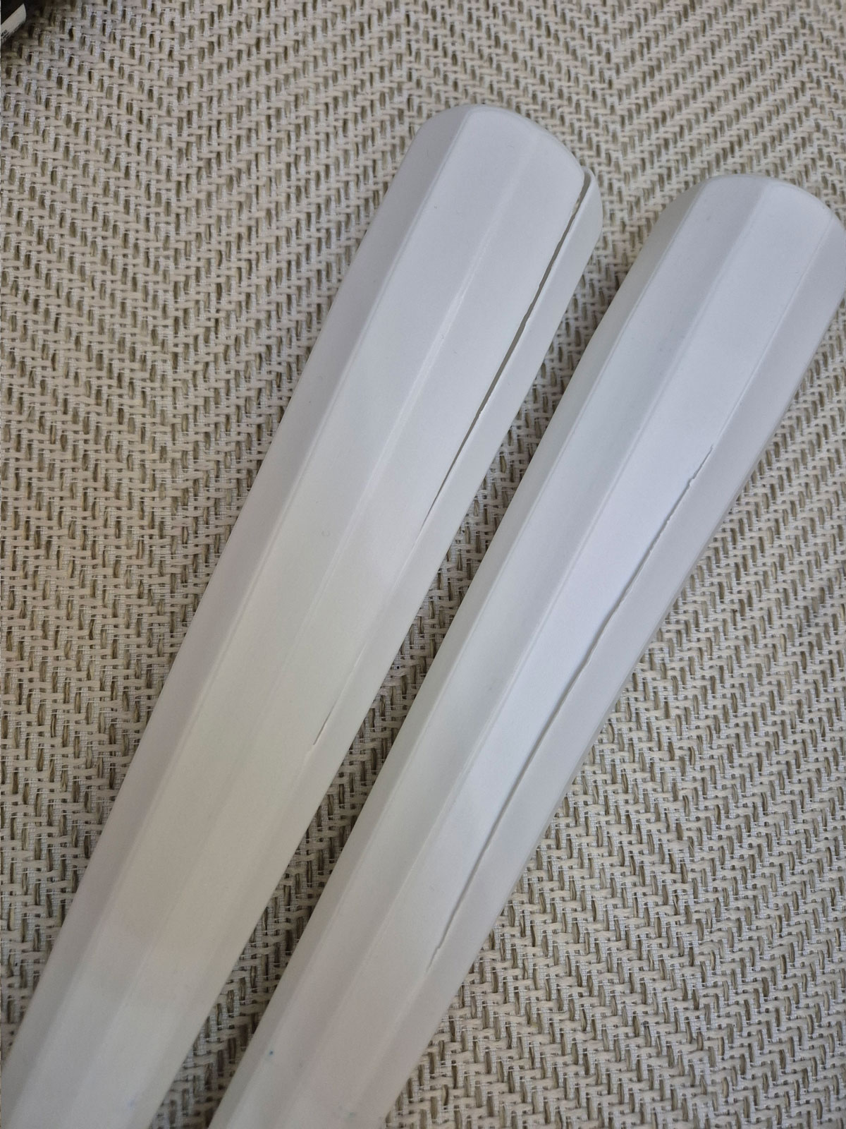 필름을 다 벗겨낸 부서진 팔각봉 사진.