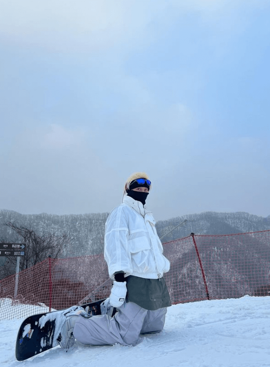 송민호가-스키장에-있는-모습