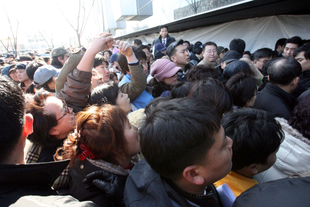 2004년 11월에 송도신도시 '웰카운티' 모델하우스를 보려는 사람들이 도로변에 길게 줄을 지어 서있다.