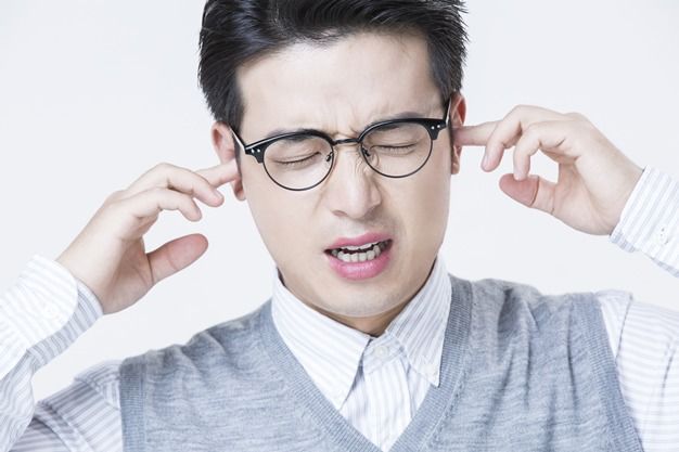 한쪽 귀가 먹먹한 증상