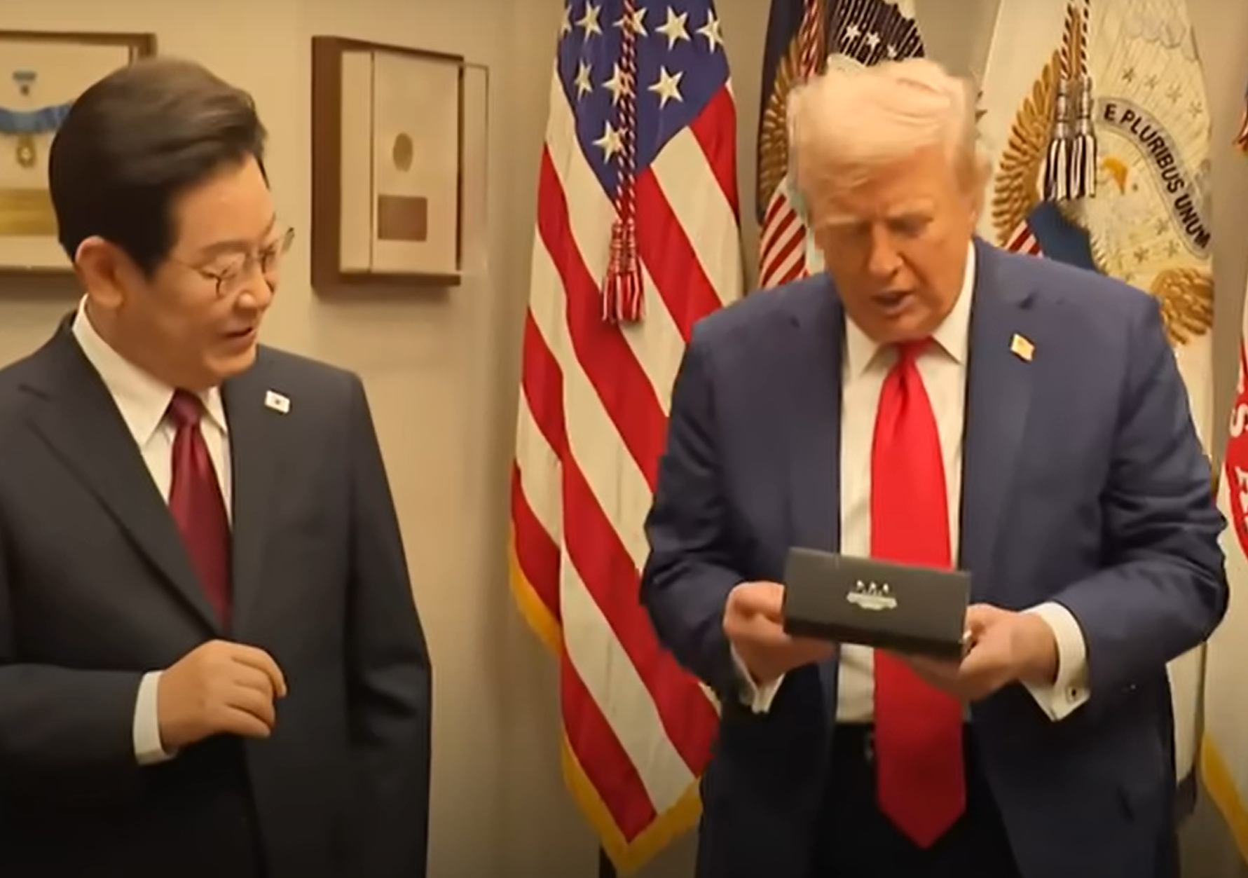 이재명 볼펜&amp;#44; 트럼프 볼펜&amp;#44; 이재명 펜&amp;#44; 트럼프 펜&amp;#44; 펜&amp;#44; 골프채&amp;#44; 볼펜&amp;#44; 이재명 대통령&amp;#44; 트럼프 대통령&amp;#44; 선물&amp;#44; 펜 선물&amp;#44; 볼펜 선물