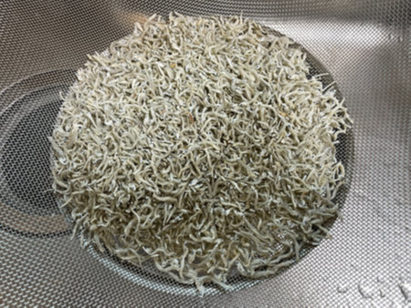 채반에서 멸치 잔가루 털어내기