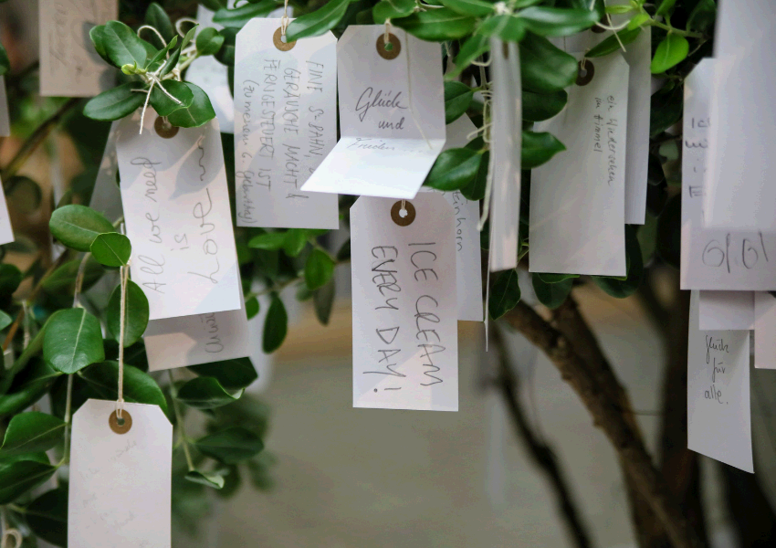 나는 어느 날 문득 이런 생각을 했다.
‘부자가 되면 뭐 할 거야?’라는 질문에 나는 늘 애매하게 대답해왔다. 자유롭게 살고 싶다, 여유롭게 살고 싶다는 말로 얼버무렸지만, 정작 그 삶이 어떤 모습인지는 제대로 그려본 적이 없었다. 부자가 되는 이유가 분명하지 않으니, 목표도 늘 흐릿했다.