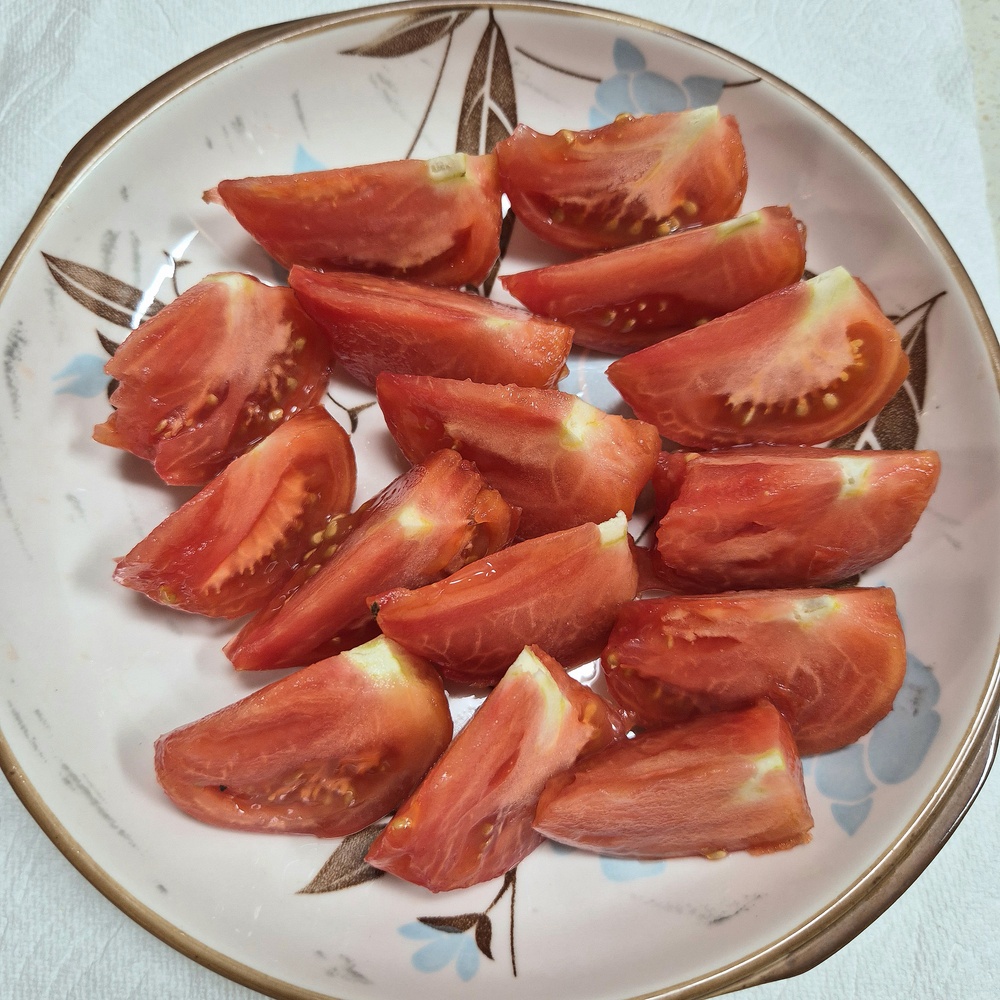 먹기 좋은 크기로 썰어 접시에 담은 생토마토