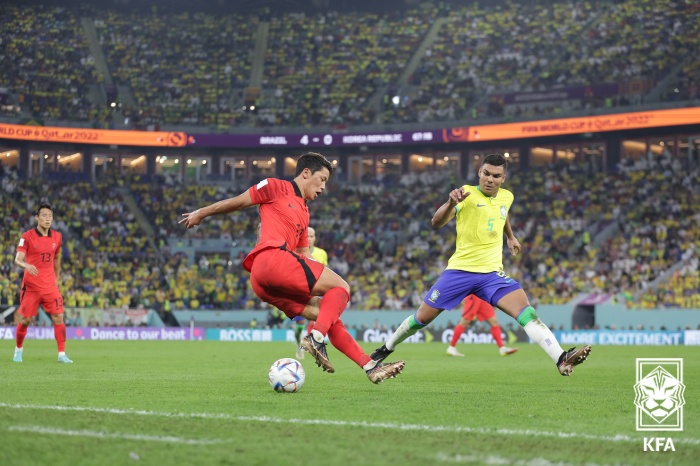 황희찬이 측면 돌파를 시도하고 있다.