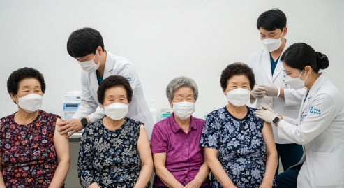 백신 접종을 받기 위해 병원에 온 고령층 환자 모습