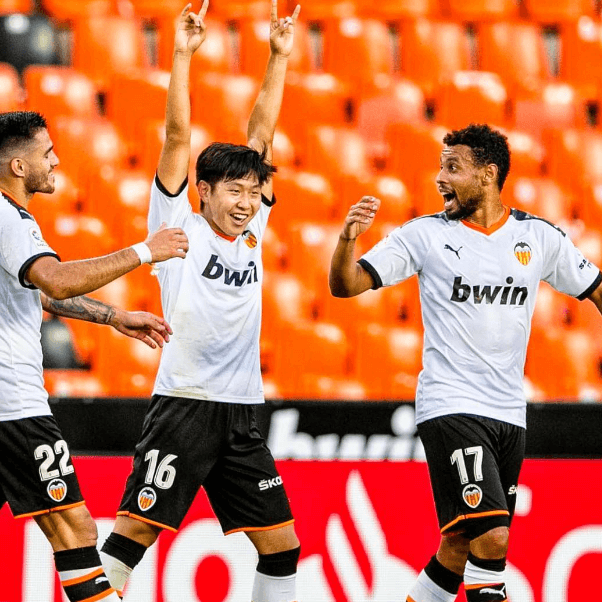 동료와 환호하는 이강인