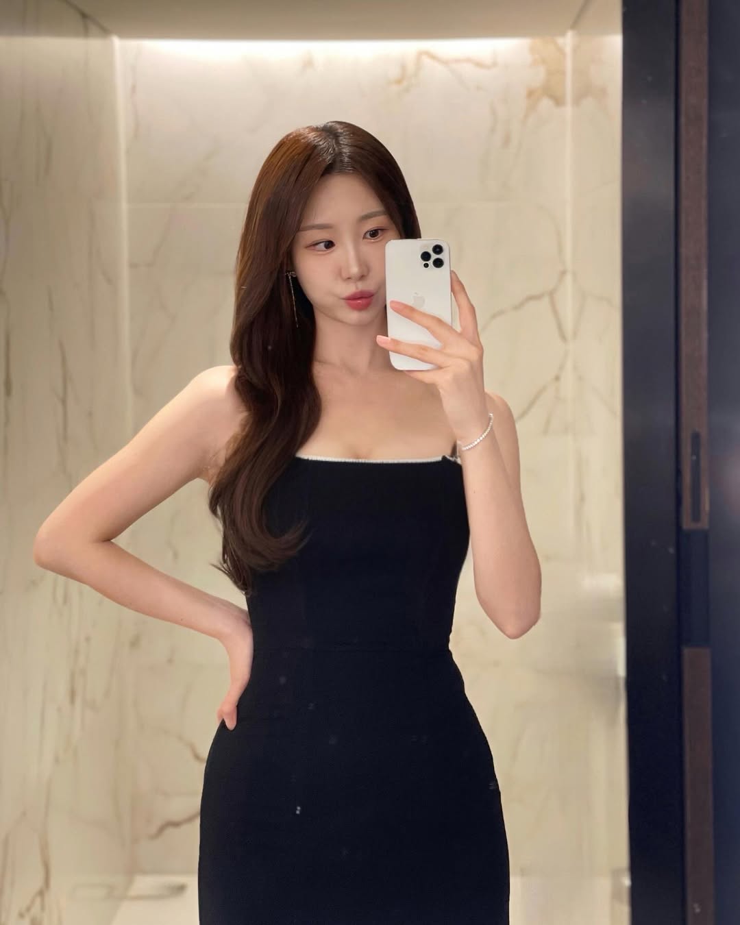 이지현 아나운서 검은 원피스 거울 셀카