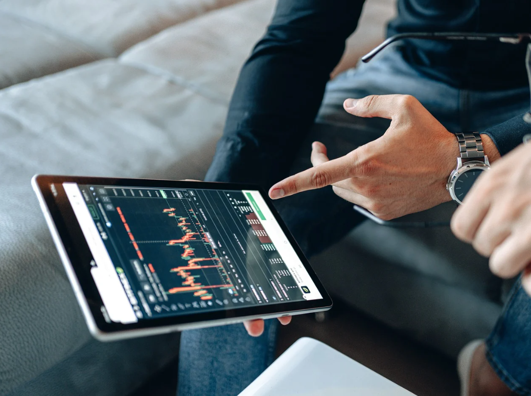 그래프가 들어간 패드를 가르키는 손