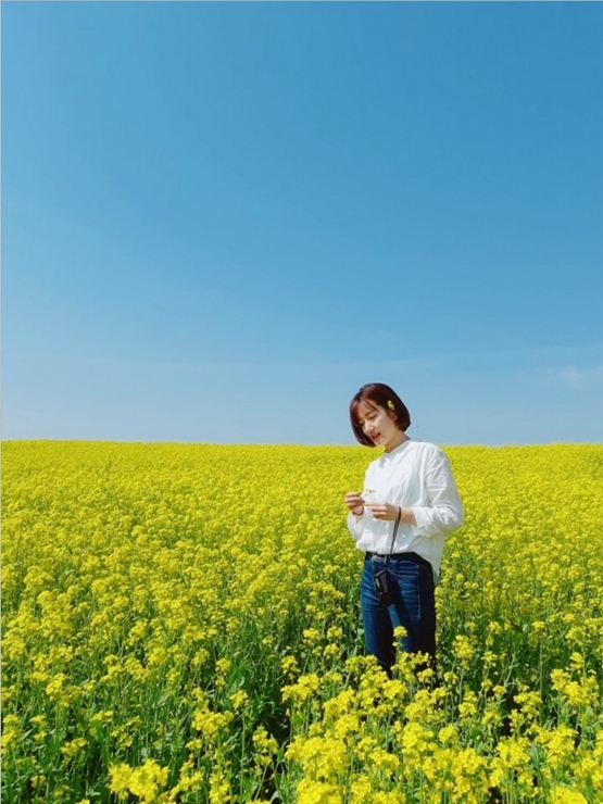 유채꽃밭 한가운데 서있는 모습