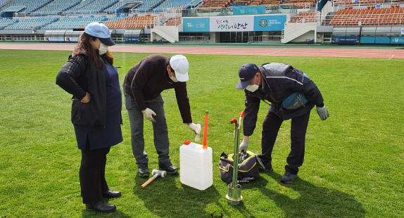 축구장 잔디 점검하는 모습