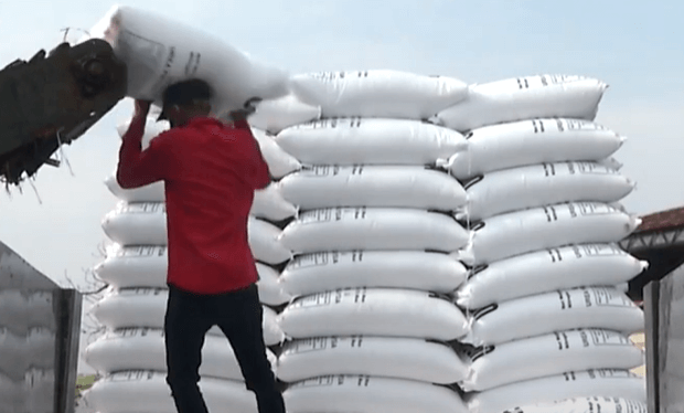 요소수 생산 재료 이동 장면