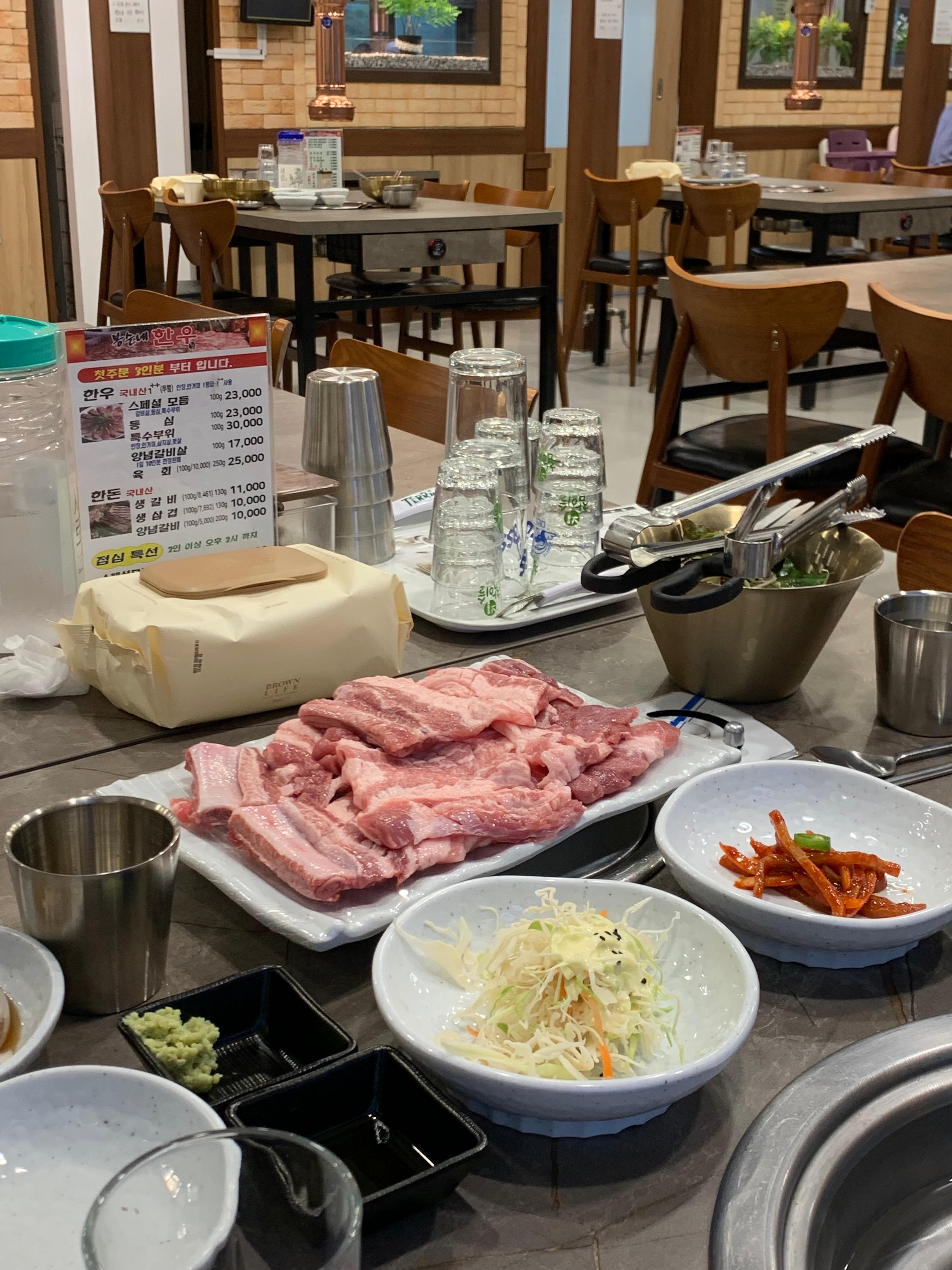 한돈 생갈비와 밑반찬
