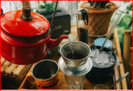 다낭이 가르쳐준 삶의 속도-드립 필터에 천천히 내려지는 베트남 커피를 기다린다.