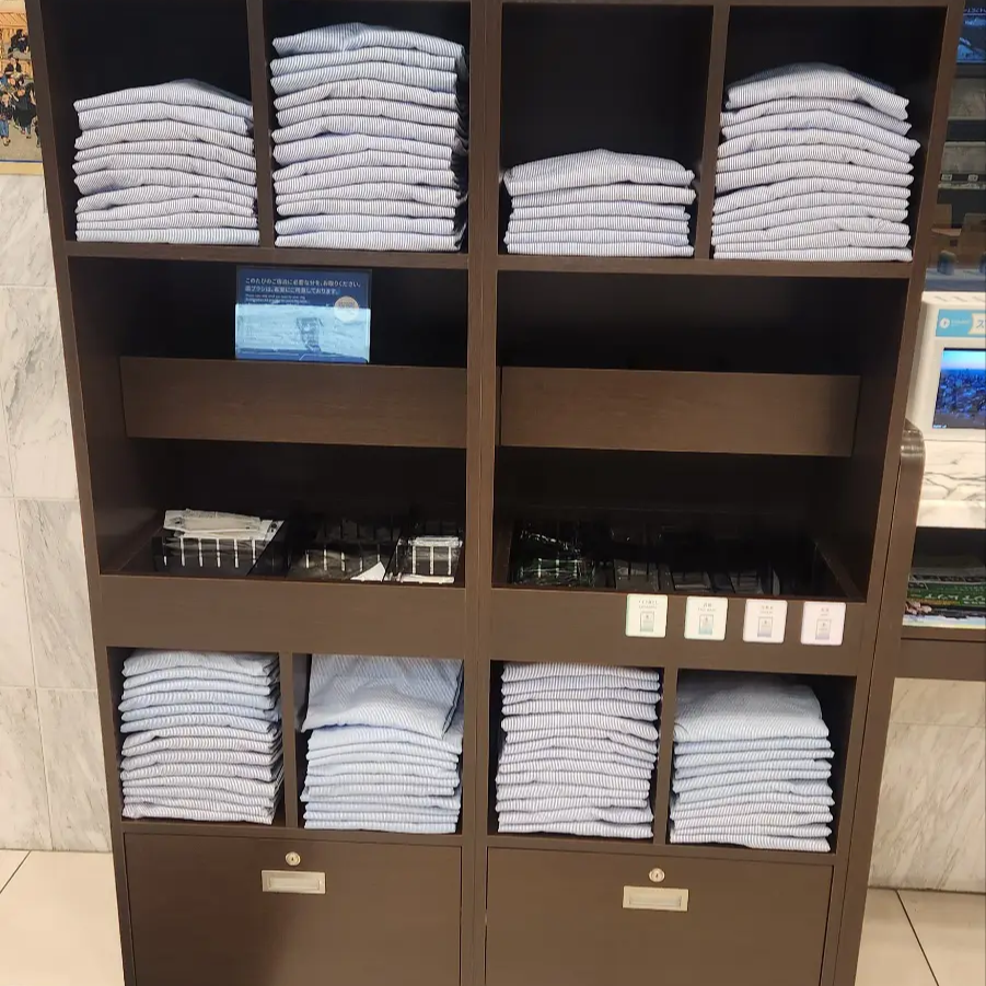 선반-위-잠옷-어메니티