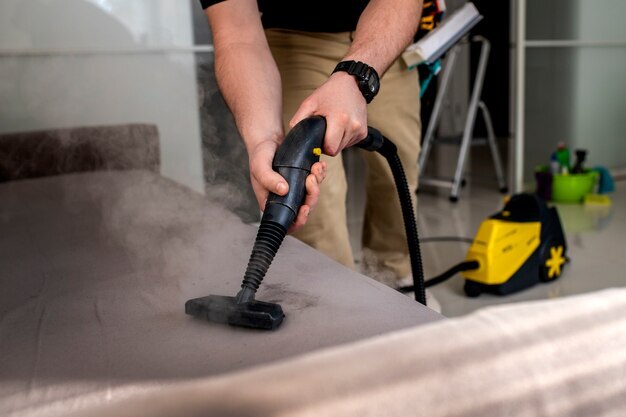 출처 &lt;a href=&quot;https://kr.freepik.com/free-photo/man-doing-professional-home-cleaning-service_41251708.htm#query=%EC%8A%A4%ED%8C%80%EA%B8%B0&position=17&from_view=search&track=ais&uuid=62cb86d7-099b-48e9-bdec-c6cbf22421f4&quot;&gt;Freepik&lt;/a&gt;