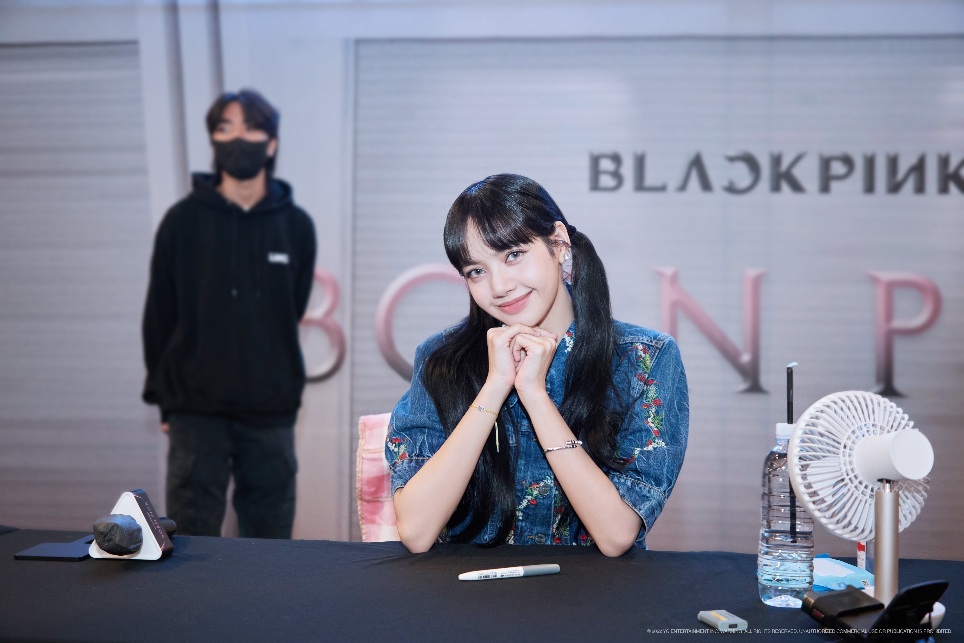 카메라를 응시하는 리사