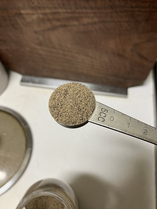 계량스푼으로 5cc 분량의 순후추를 떠낸 모습&amp;#44; 닭가슴살 조리용