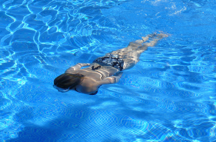 여자가 물속에서 수영하는 모습