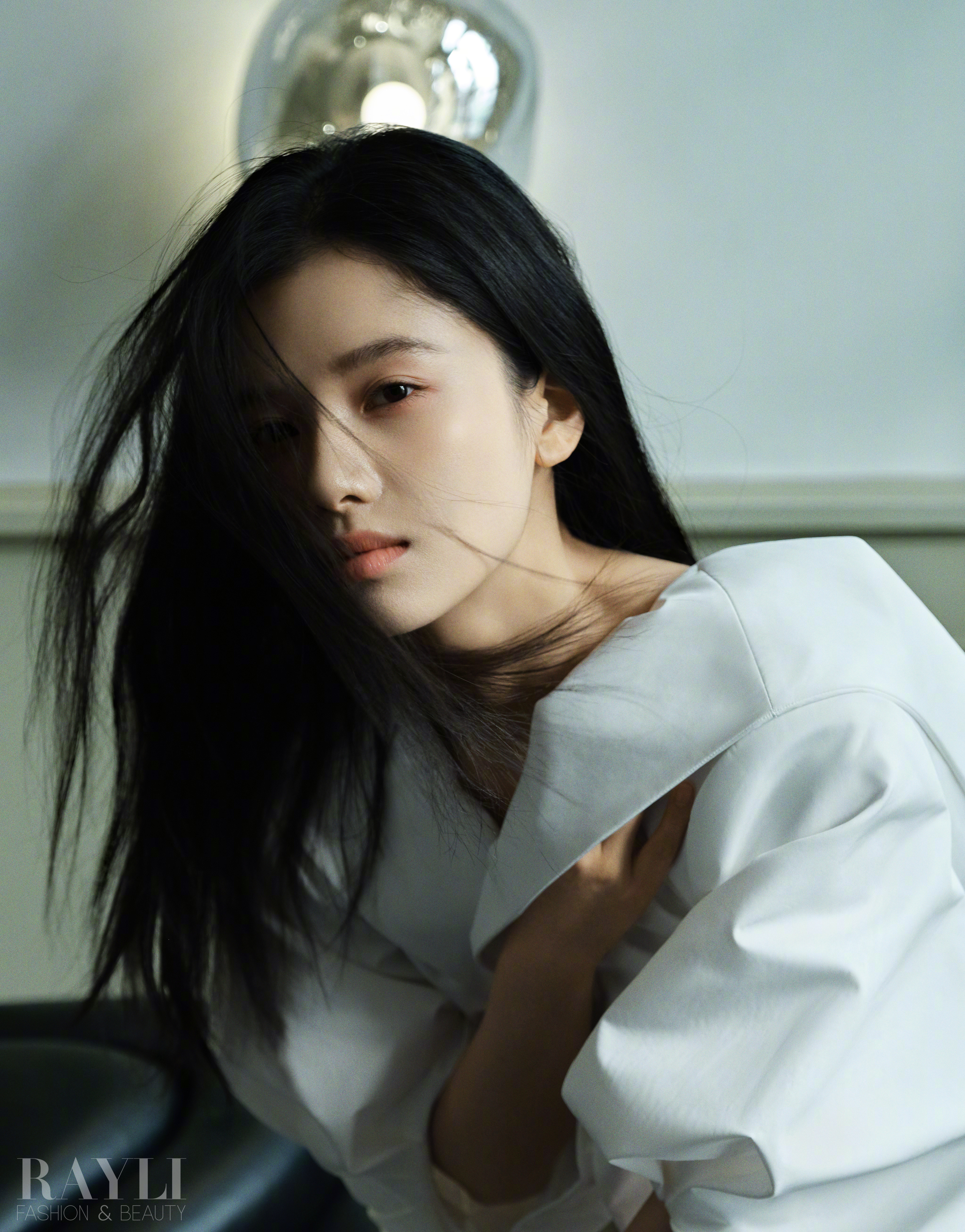 청순미 가득하게 아련한 표정