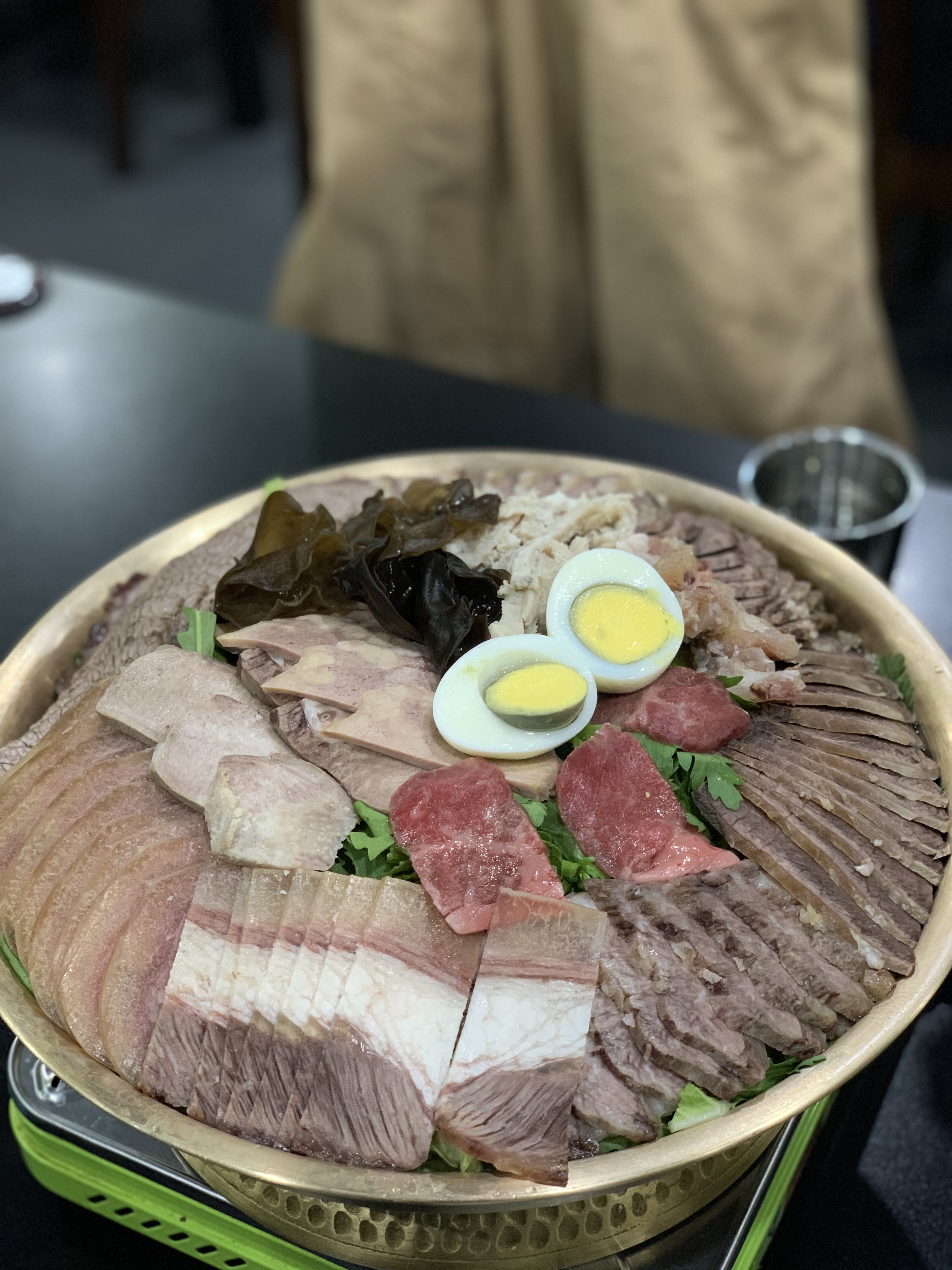 어복쟁반 사진, 고기가 여러점 겹쳐있다