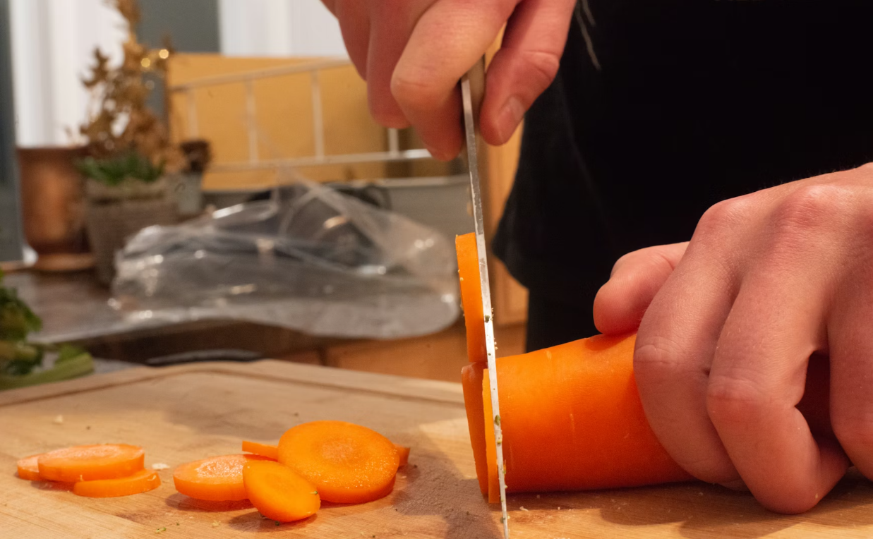 서툰식탁에서 개성 넘치는 모양의 못생긴 채소들을 다듬으며 즐거워하는 모습