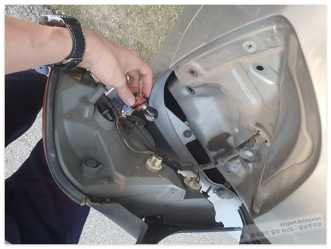 SM5뉴임프 - 테일램프에서 전구 소켓 분리