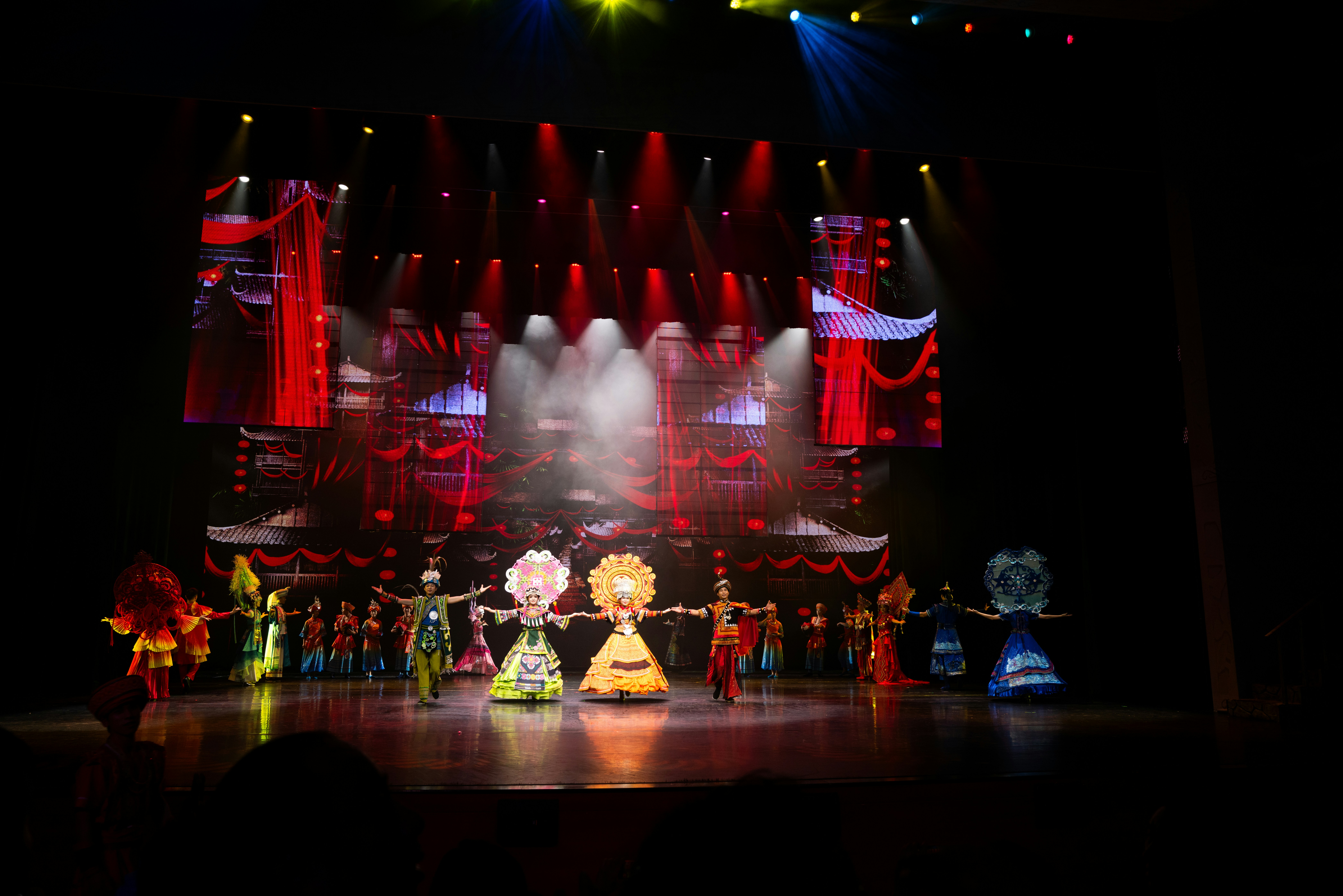 무대 전체가 보이는 팀 메들리 단체컷 관련 사진