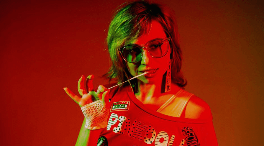 한 여성이 입에 물고 있는 껌을 손으로 잡아 당기고 있다