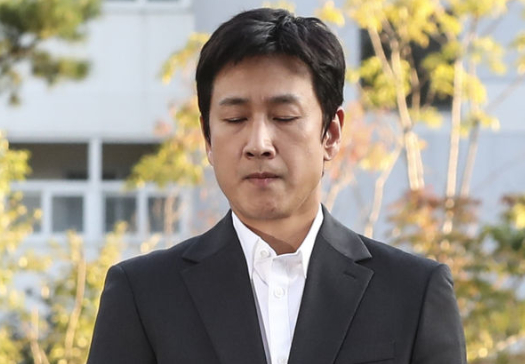 마약 투약혐의로 입건된 배우 이선균이 4일 오후 인천 남동구 인천논현경찰서로 출석하고 있다. [사진=정소희 기자]