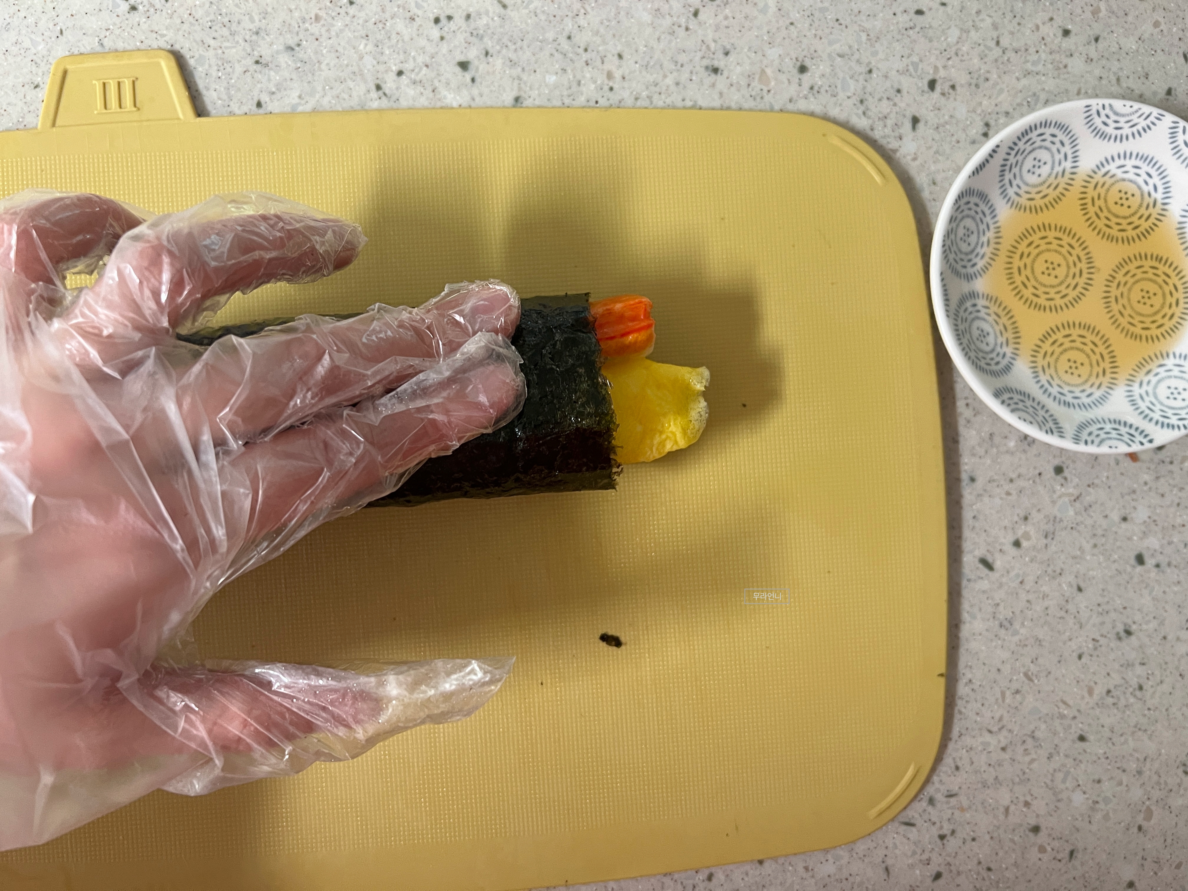 참기름을 살짝 묻혀 김밥김 위에 발라주세요 고소해요