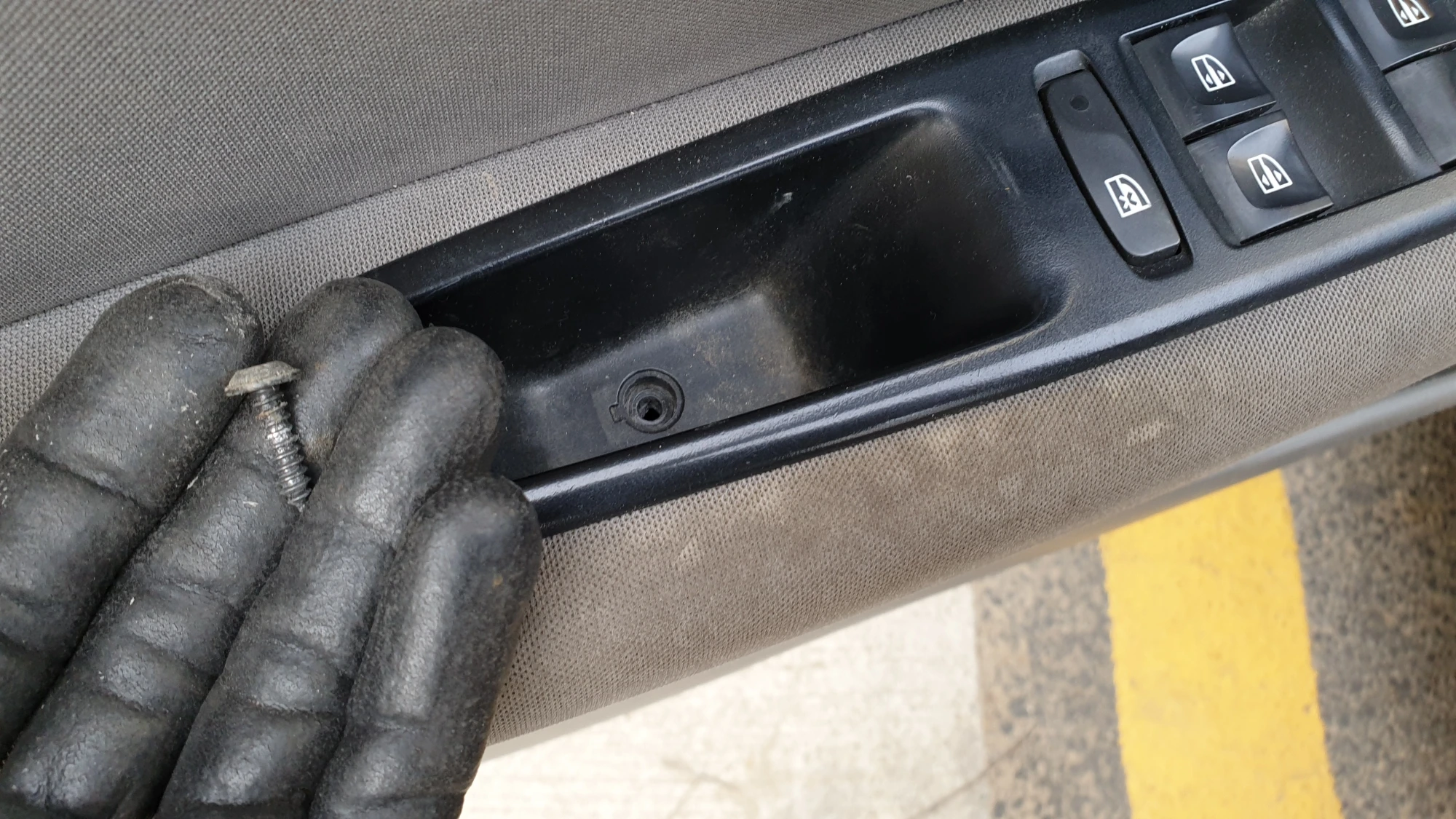 팔걸이 고정볼트 뺀 모습