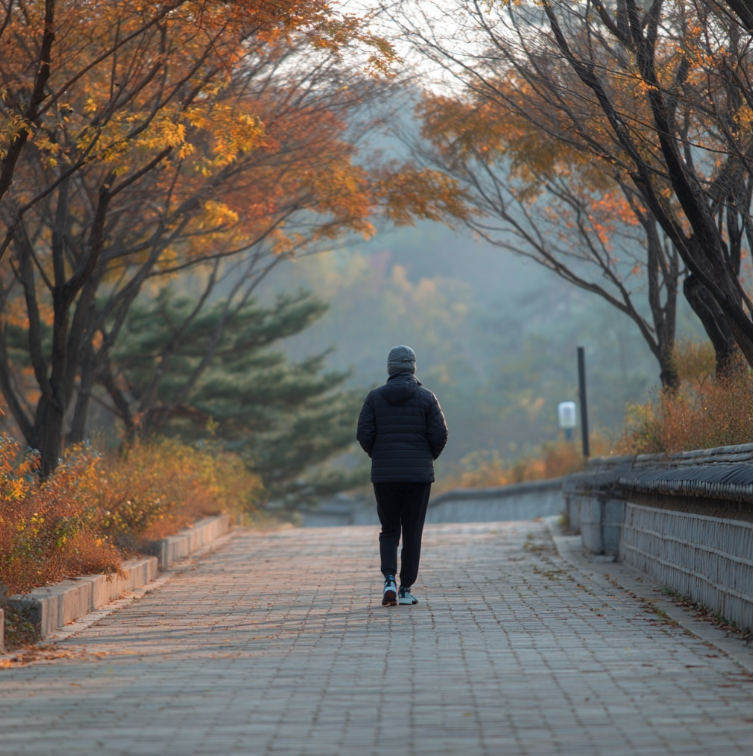 오후 열심히 산책하는 노인