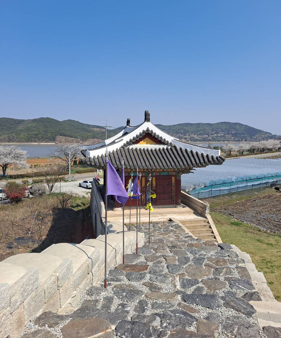 성벽에서 바라본 용진진