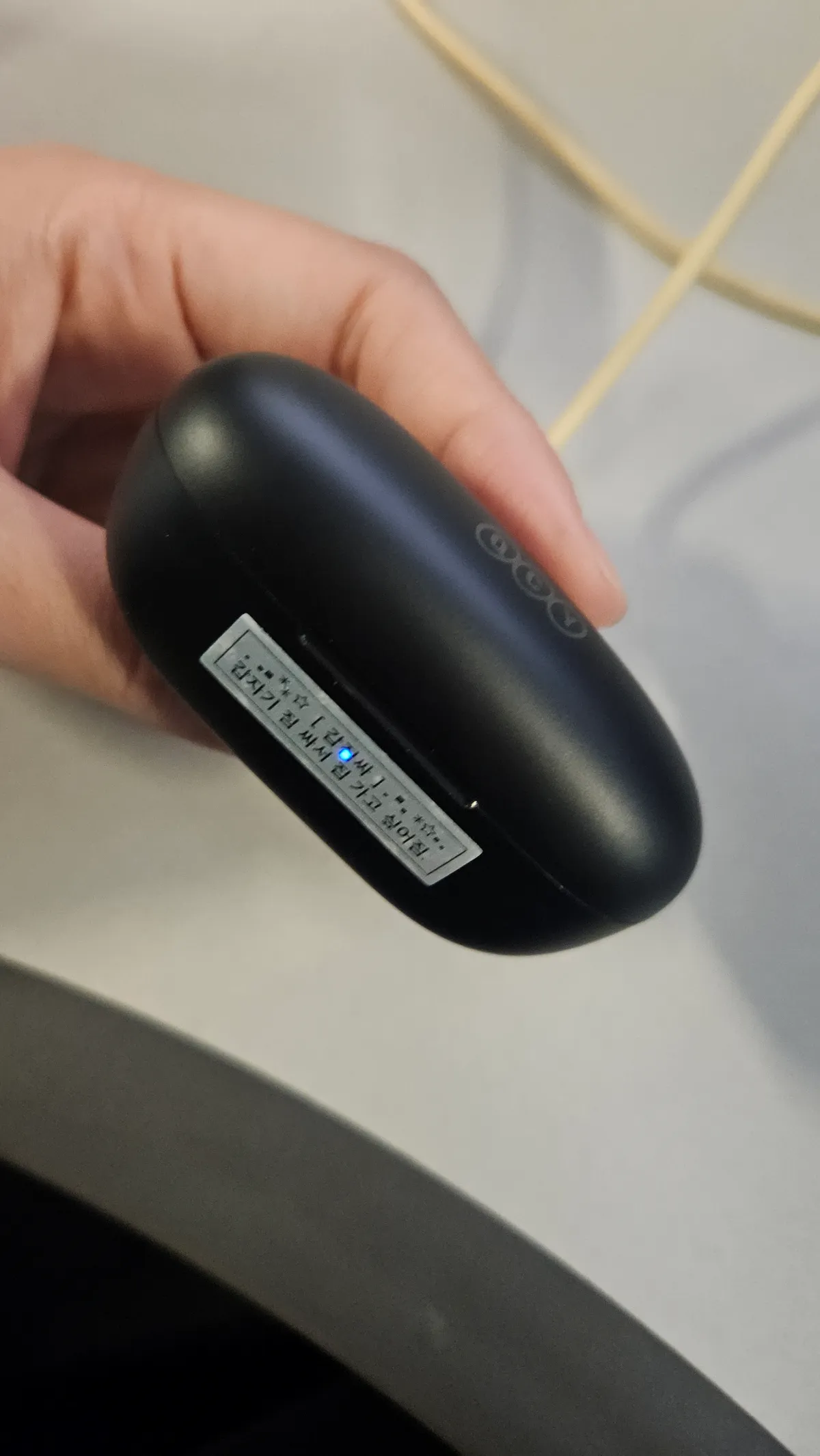 검은색-무선-이어폰-케이스