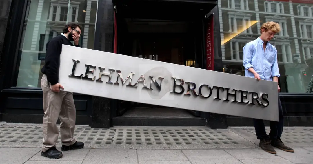 리먼 브라더스 간판 떼는 사진