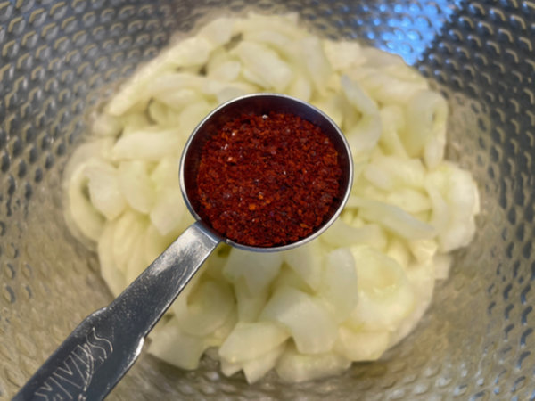 물기 뺀 노각은 고춧가루부터 무쳐서 색깔 내기