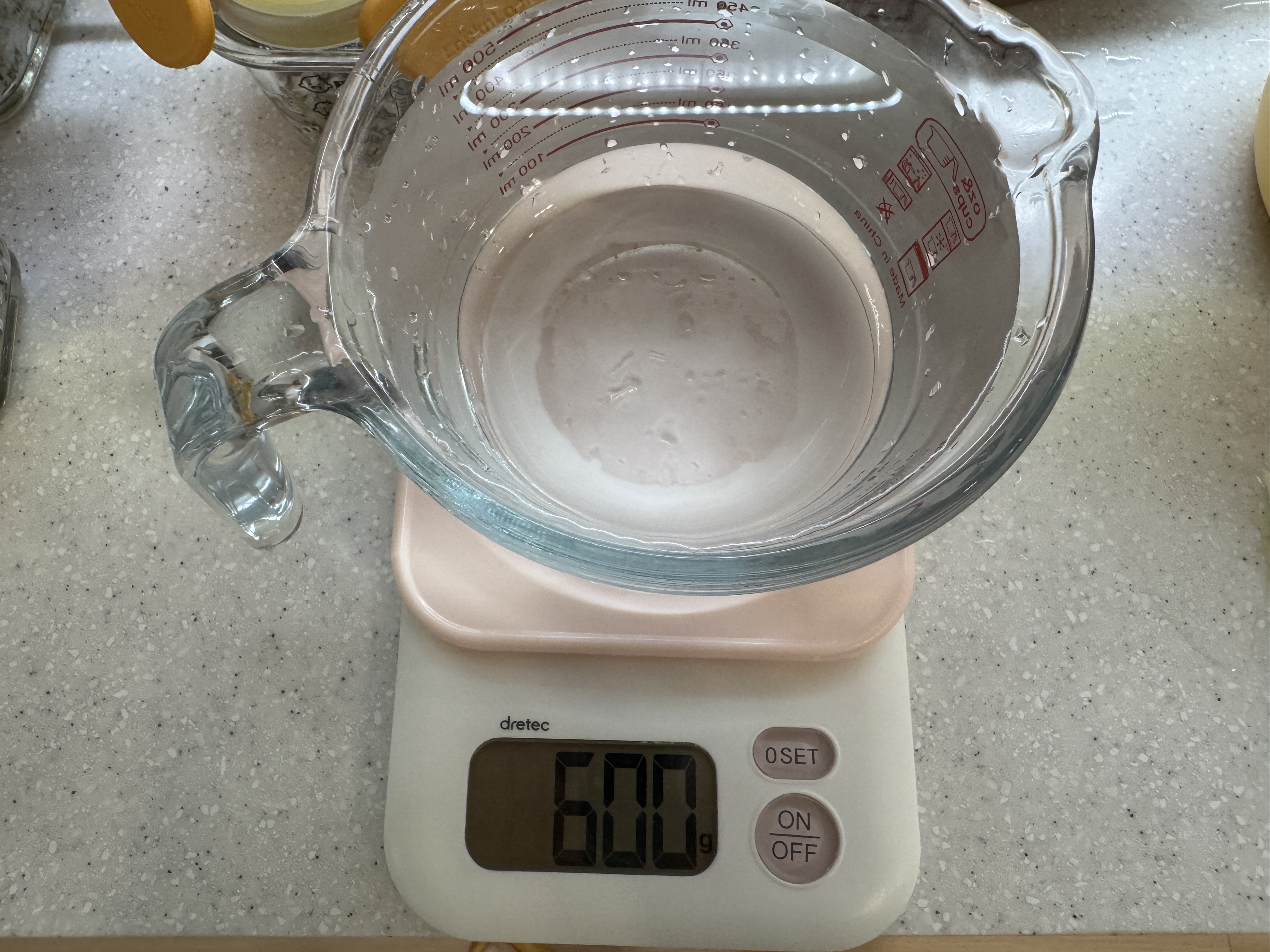 물 600ml 계량한 사진