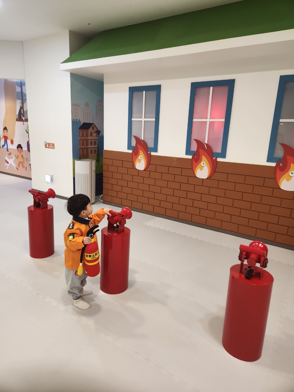 아이가 소방관 체험활동 하는 모습
