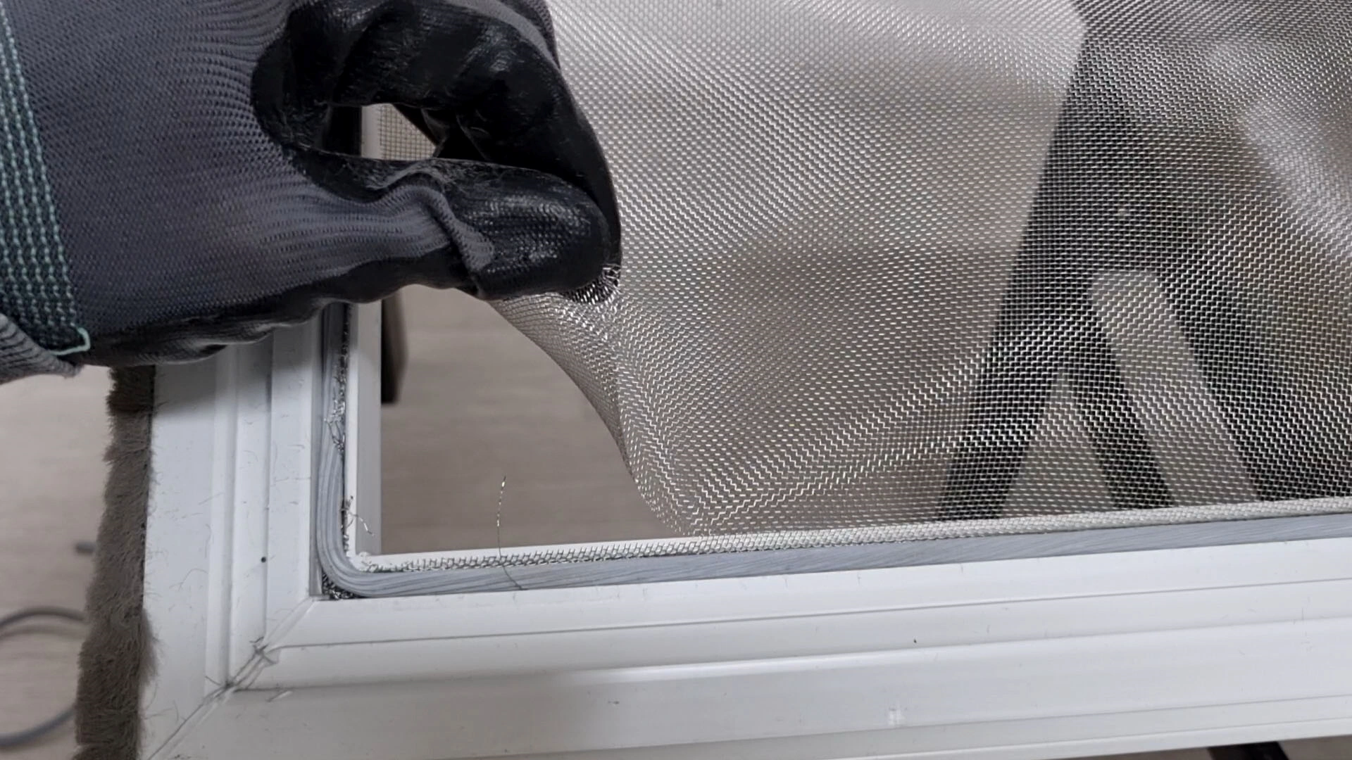 찢어진 방충망 모서리