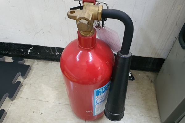 벽면에-설치되어있어는-이산화탄소-소화기