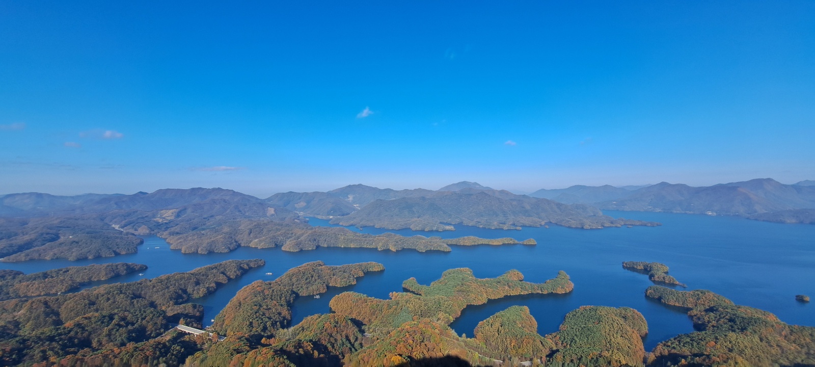 악어봉에서 찍은 청풍호의 전경(청풍호의 곳곳에 있는 악어섬)