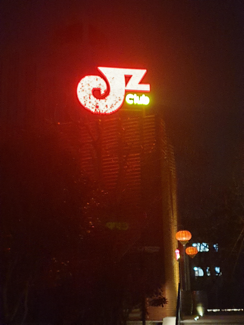 멀리서 보이던 JZ club의 붉은 간판