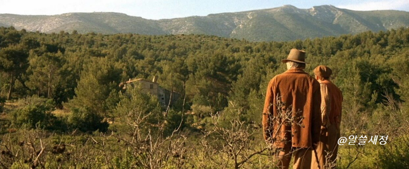 마을을 내려다보는 세자르와 위골랭
