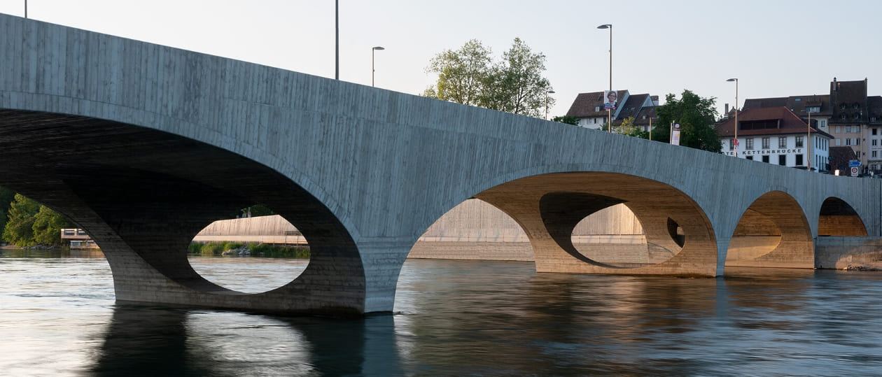 스위스 강변의 아름다운 일체형 아치 교량 Christ & gantenbein complements swiss riverside with gently arched concrete bridge