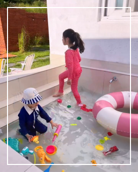 풀빌라 펀포레스트에서 수영하는 모습