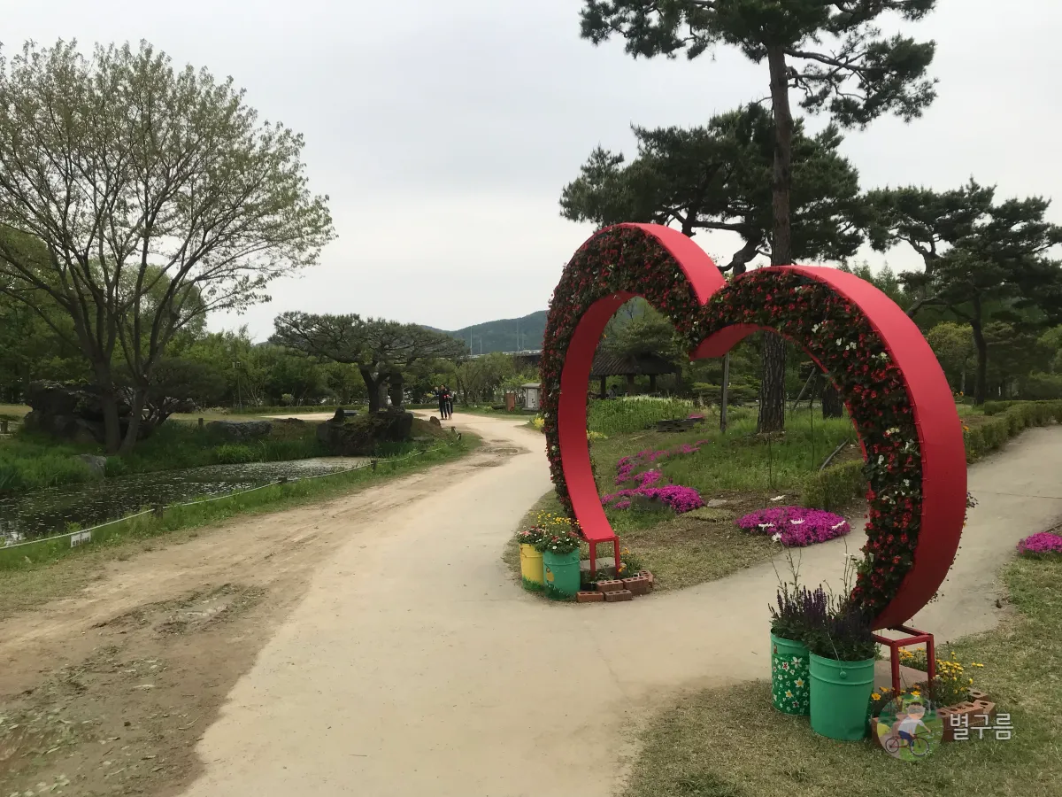 세미원-내부-꽃장식-조형물